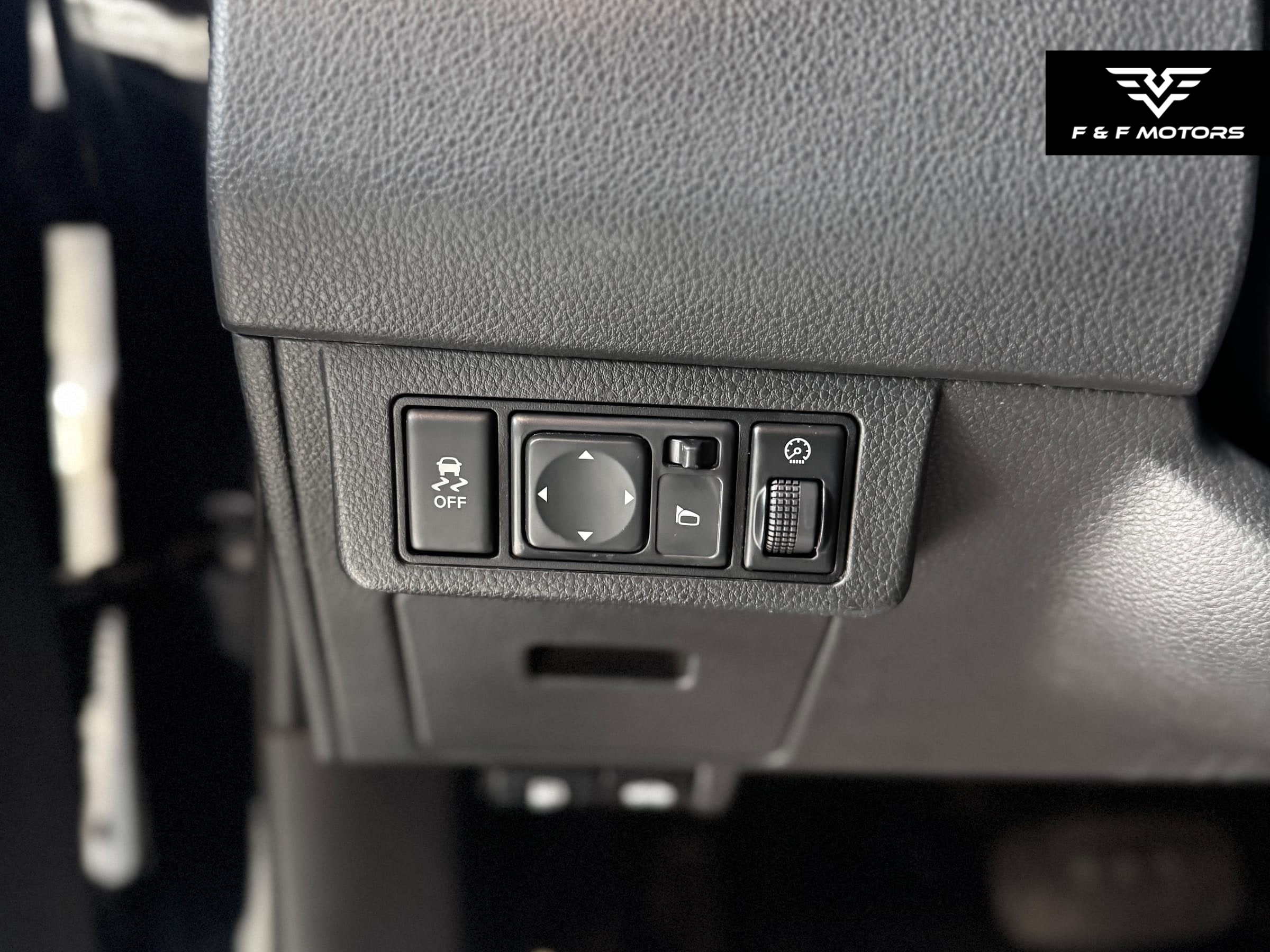 2012 Nissan Versa 1.8 S — Interior