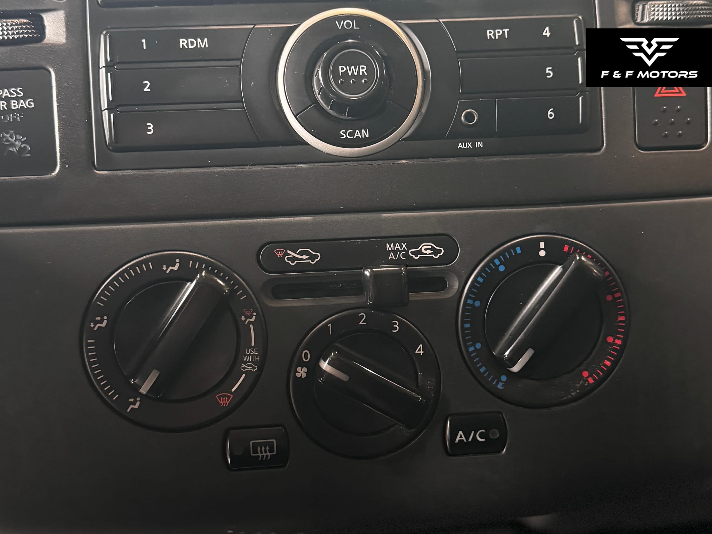 2012 Nissan Versa 1.8 S — Interior