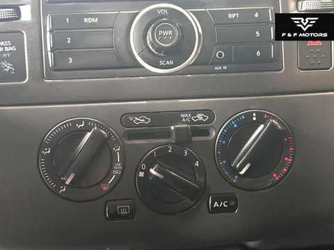 2012 Nissan Versa 1.8 S — Interior