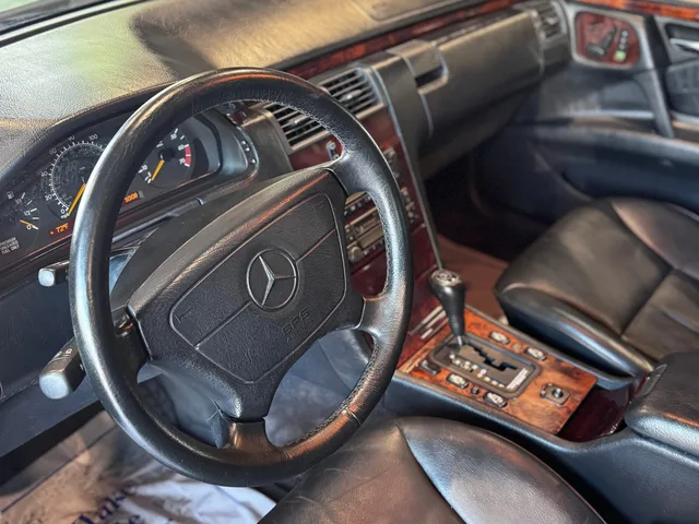 1998 Mercedes-Benz E 320 — Interior · Photo 8
