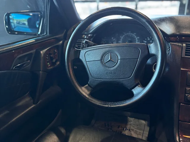 1998 Mercedes-Benz E 320 — Interior · Photo 9
