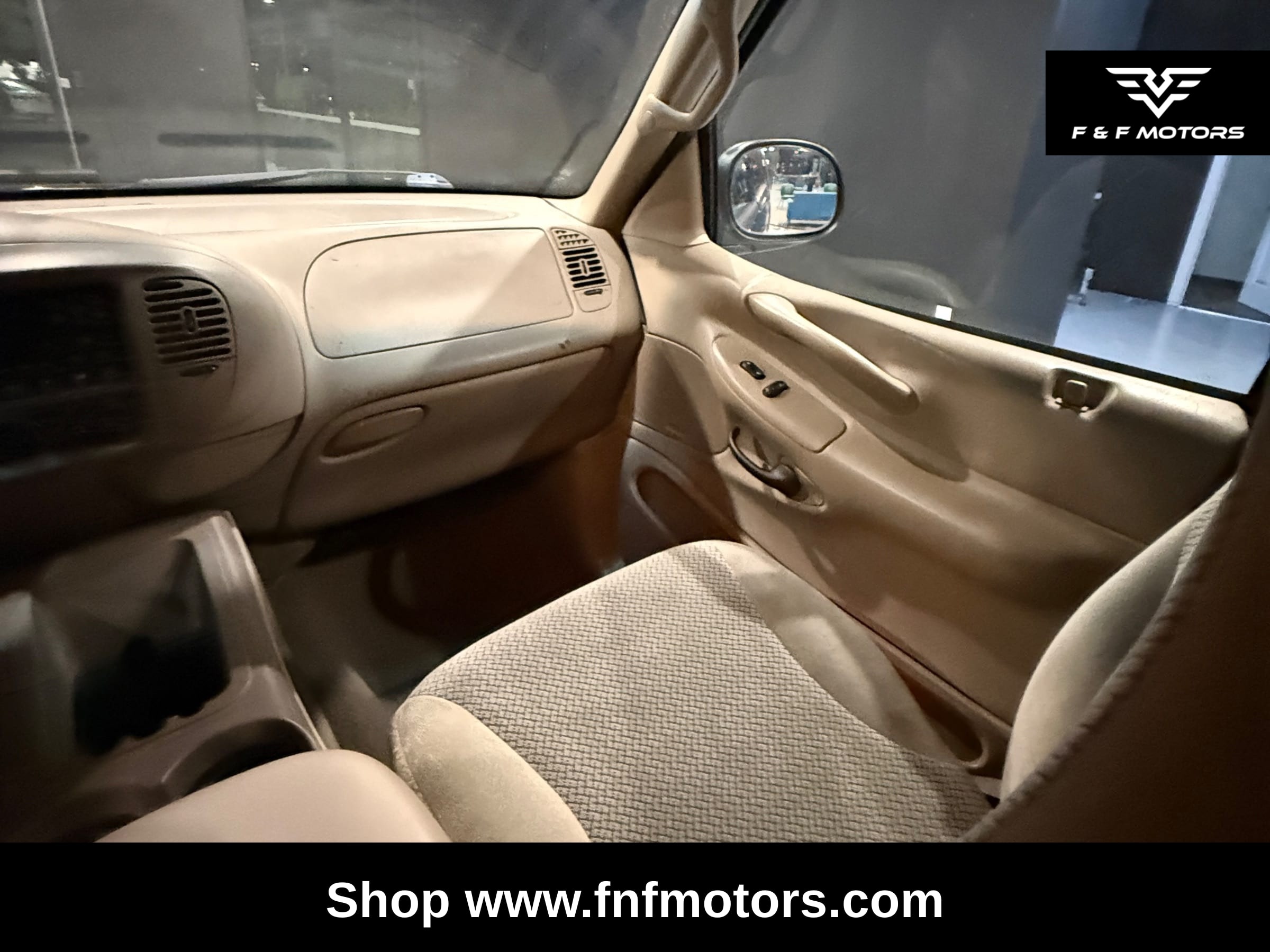 2002 Ford Expedition XLT — Interior