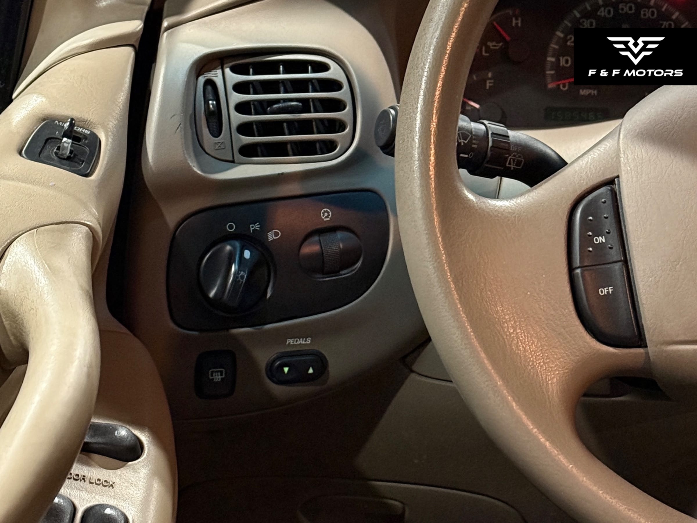 2002 Ford Expedition XLT — Interior