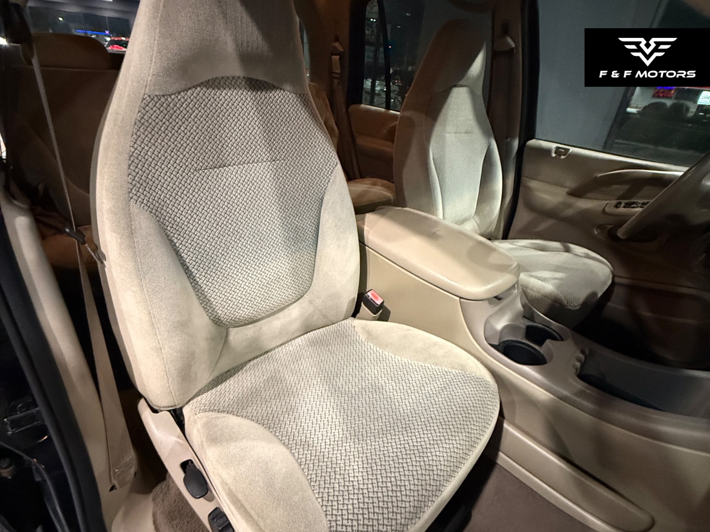 2002 Ford Expedition XLT — Interior