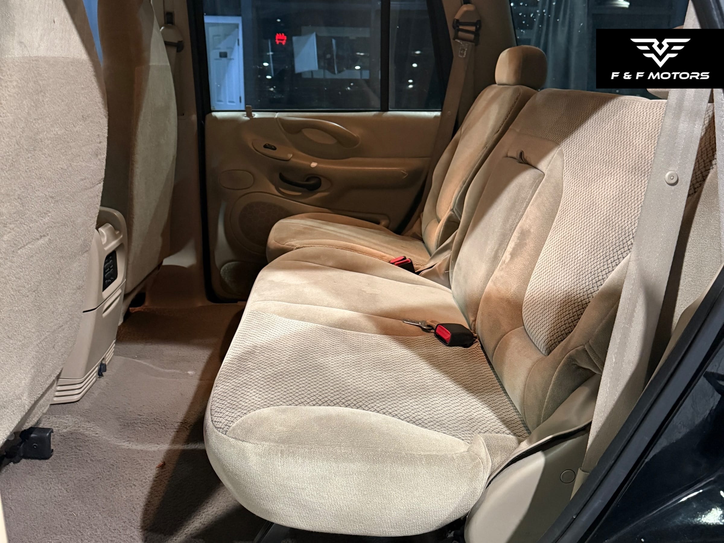 2002 Ford Expedition XLT — Interior