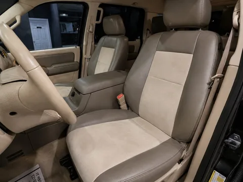 2006 Ford Explorer Eddie Bauer — Interior