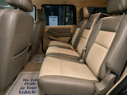 2006 Ford Explorer Eddie Bauer — Interior