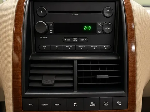 2006 Ford Explorer Eddie Bauer — Interior