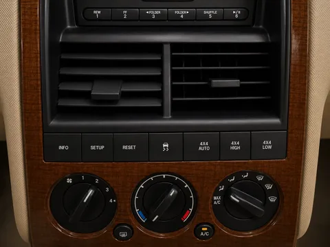 2006 Ford Explorer Eddie Bauer — Interior