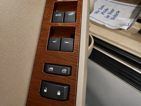 2006 Ford Explorer Eddie Bauer — Interior