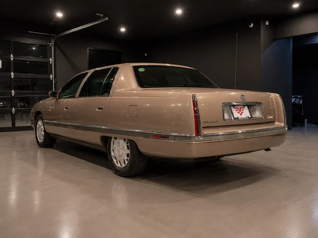 1995 Cadillac DeVille Concours — Exterior · Photo 5