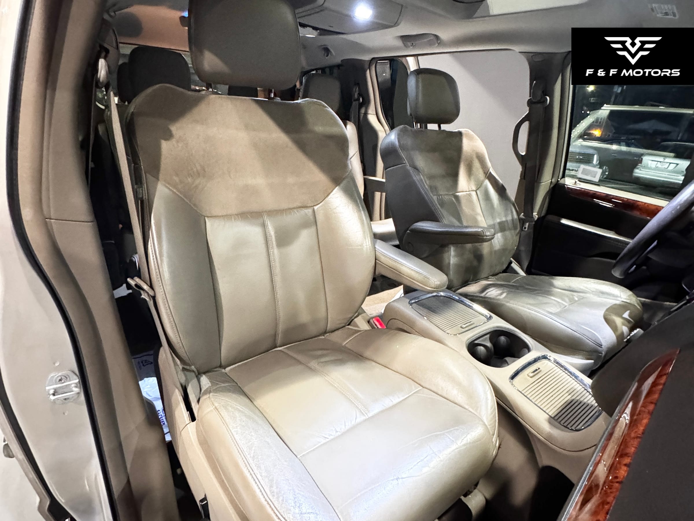 2015 Chrysler Town & Country Limited Platinum — Interior