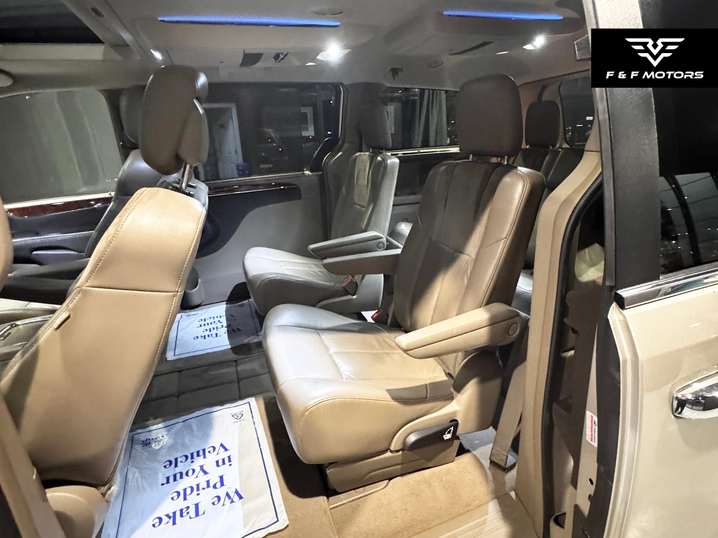 2015 Chrysler Town & Country Limited Platinum — Interior