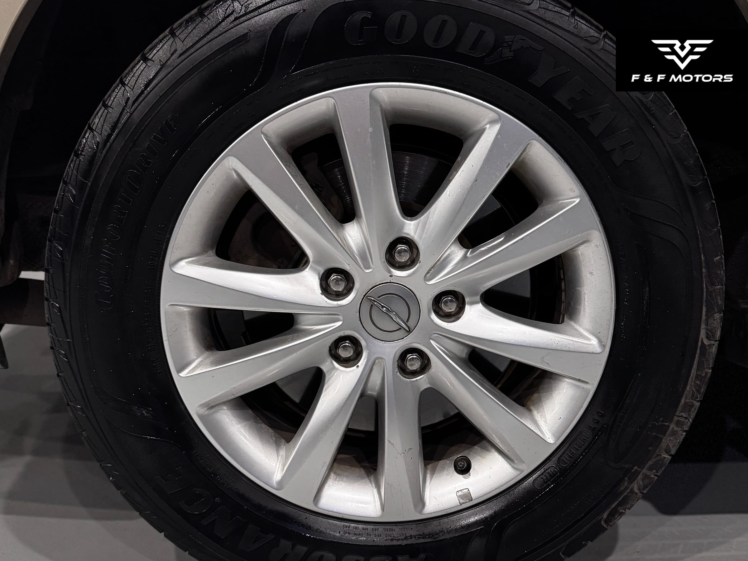 2015 Chrysler Town & Country Limited Platinum — Wheels