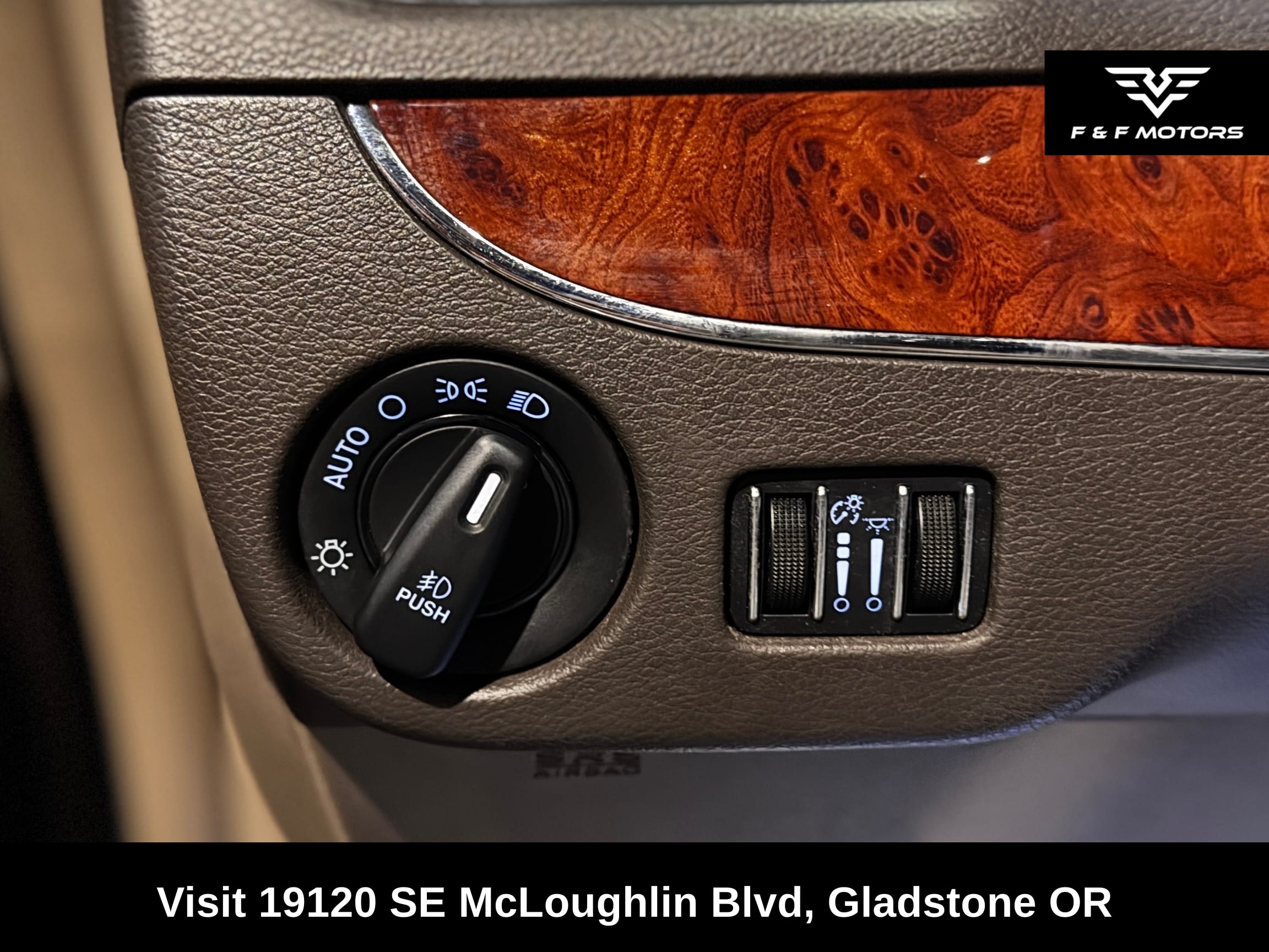 2015 Chrysler Town & Country Limited Platinum — Interior