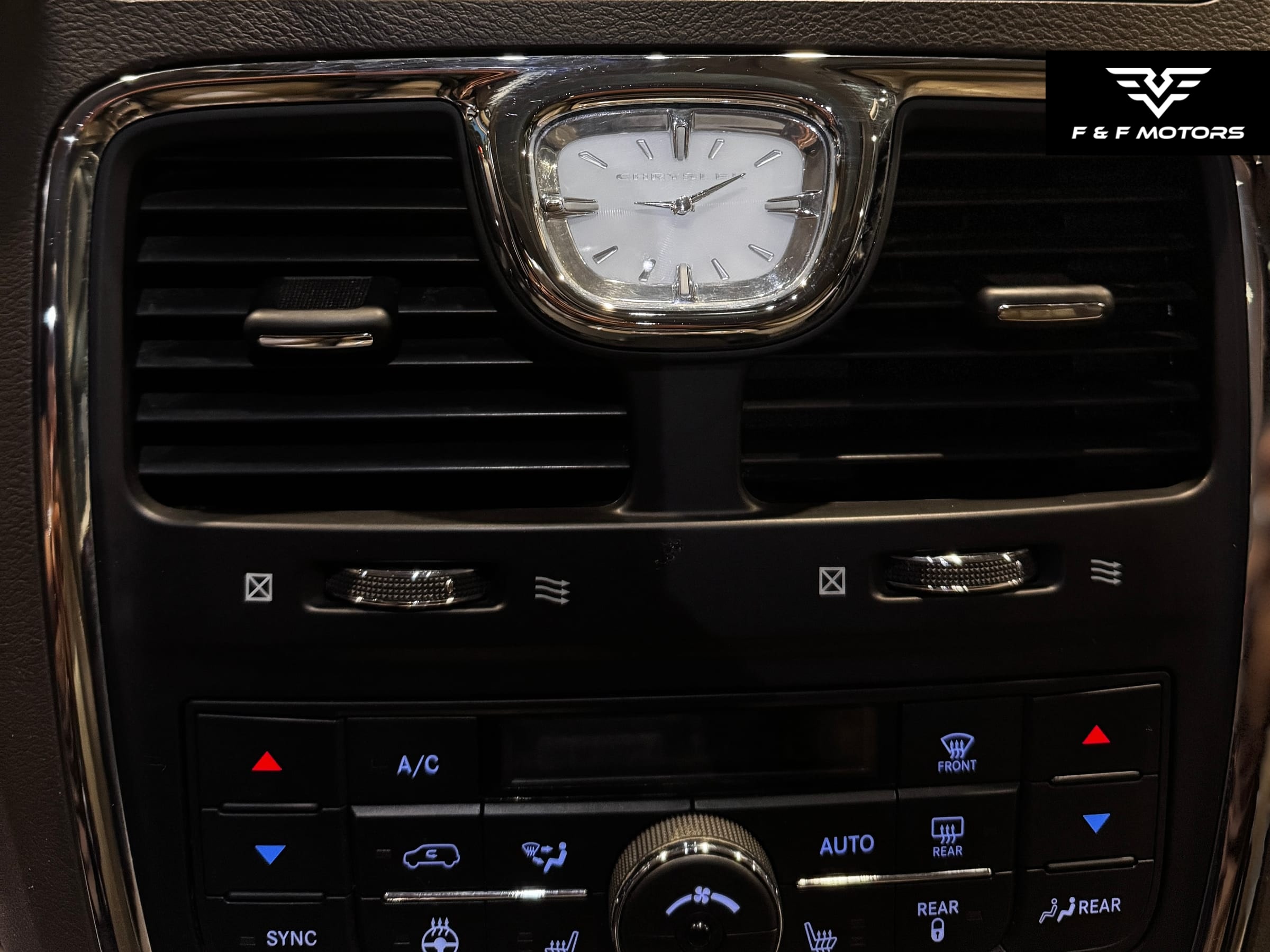 2015 Chrysler Town & Country Limited Platinum photo 23