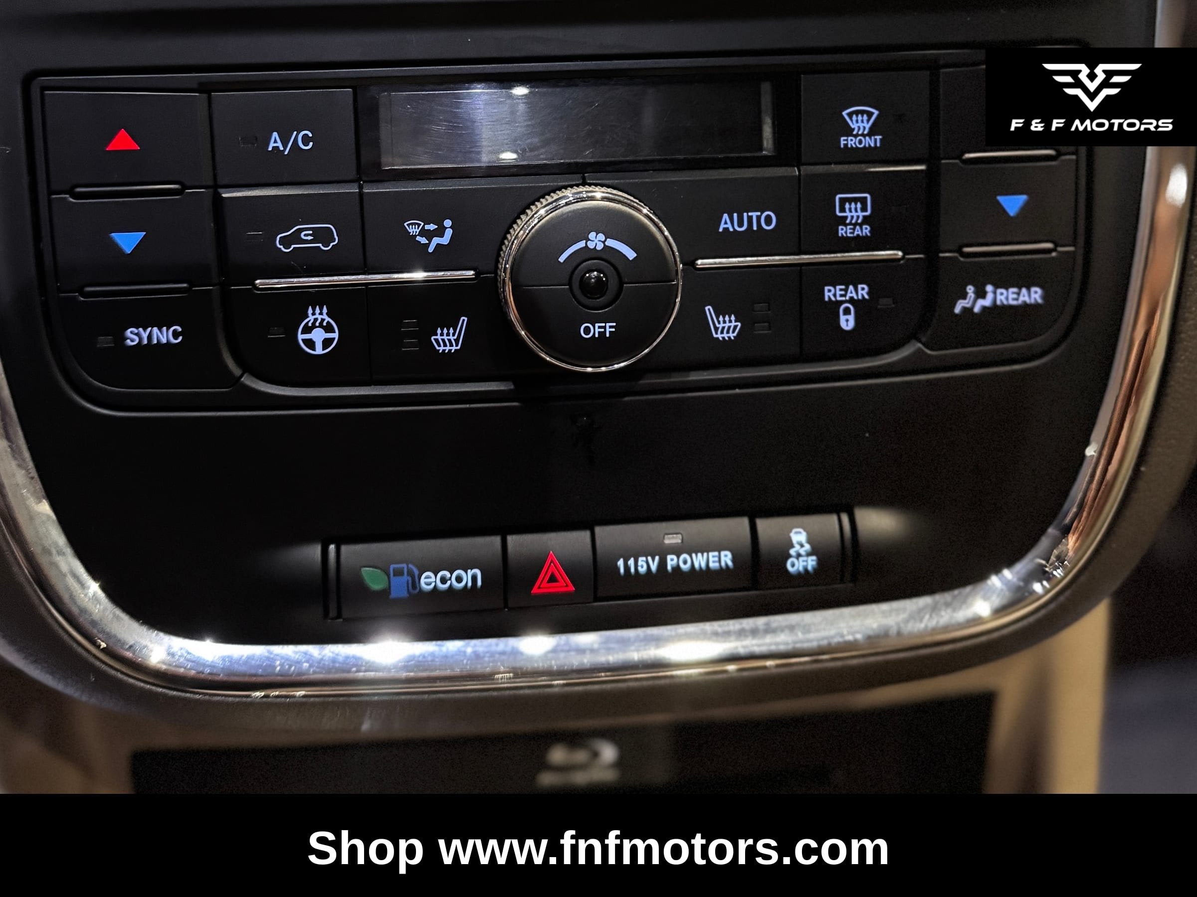 2015 Chrysler Town & Country Limited Platinum photo 24