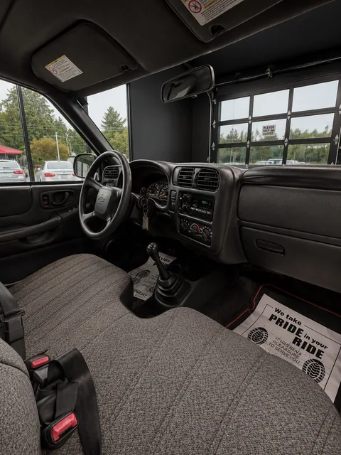 2002 Chevrolet S-10 XL — Interior