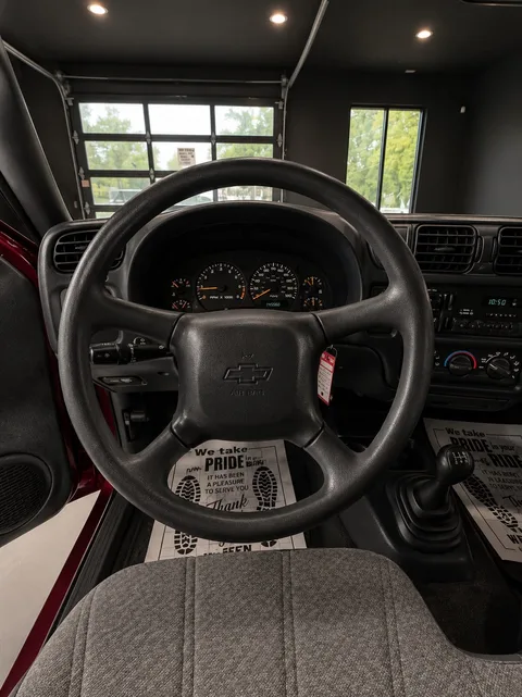 2002 Chevrolet S-10 XL — Interior