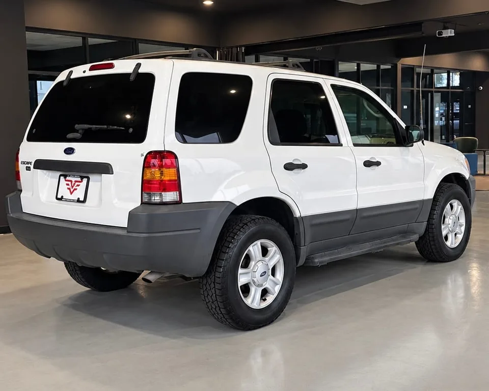 2003 Ford Escape XLT — Rear_three_quarter