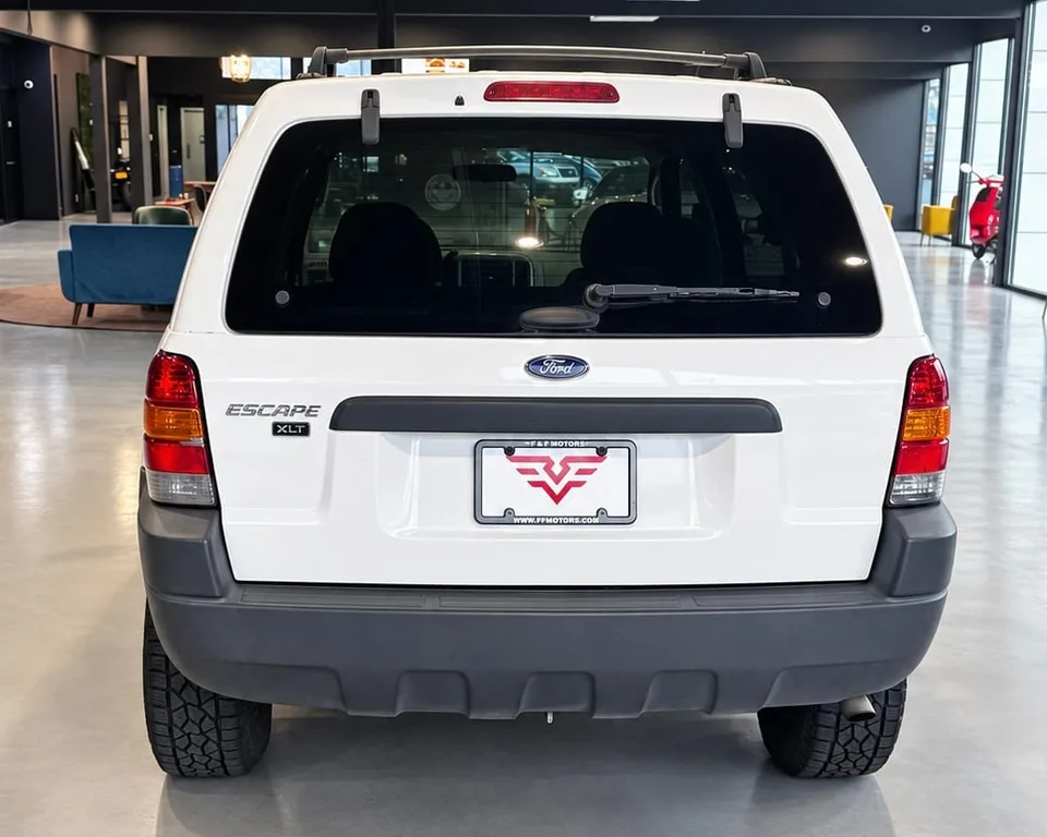 2003 Ford Escape XLT — Rear_three_quarter