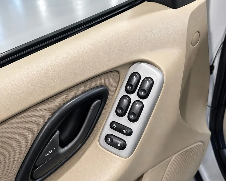 2003 Ford Escape XLT — Interior