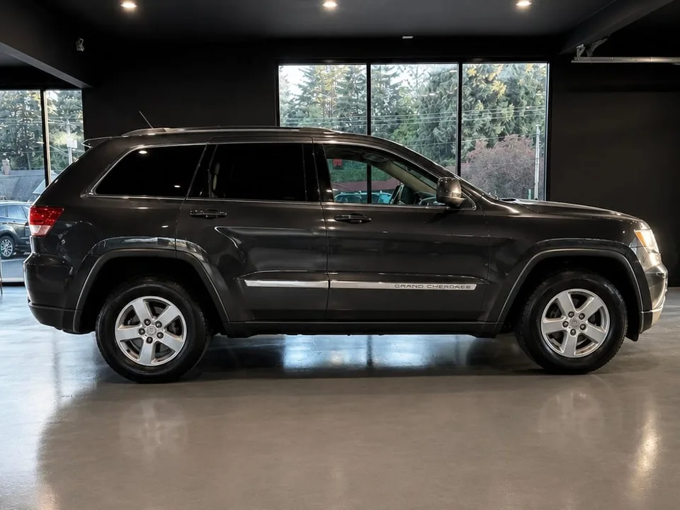 2011 Jeep Grand Cherokee Laredo — Exterior · Photo 3