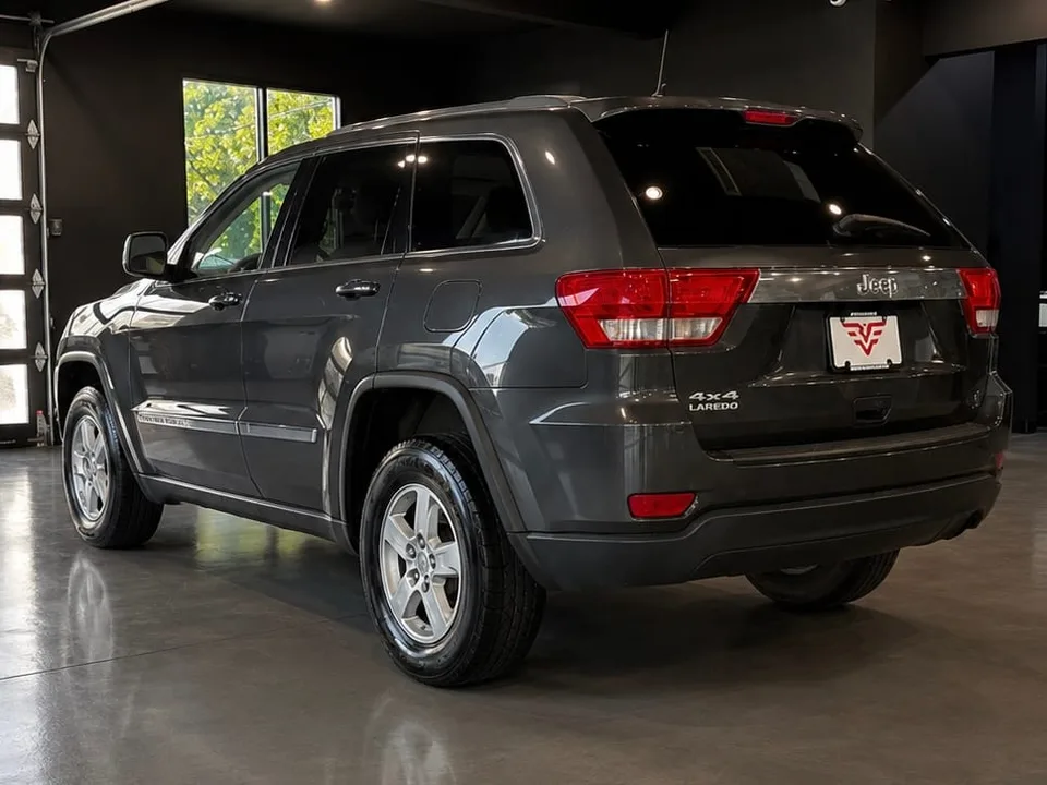 2011 Jeep Grand Cherokee Laredo — Exterior · Photo 5