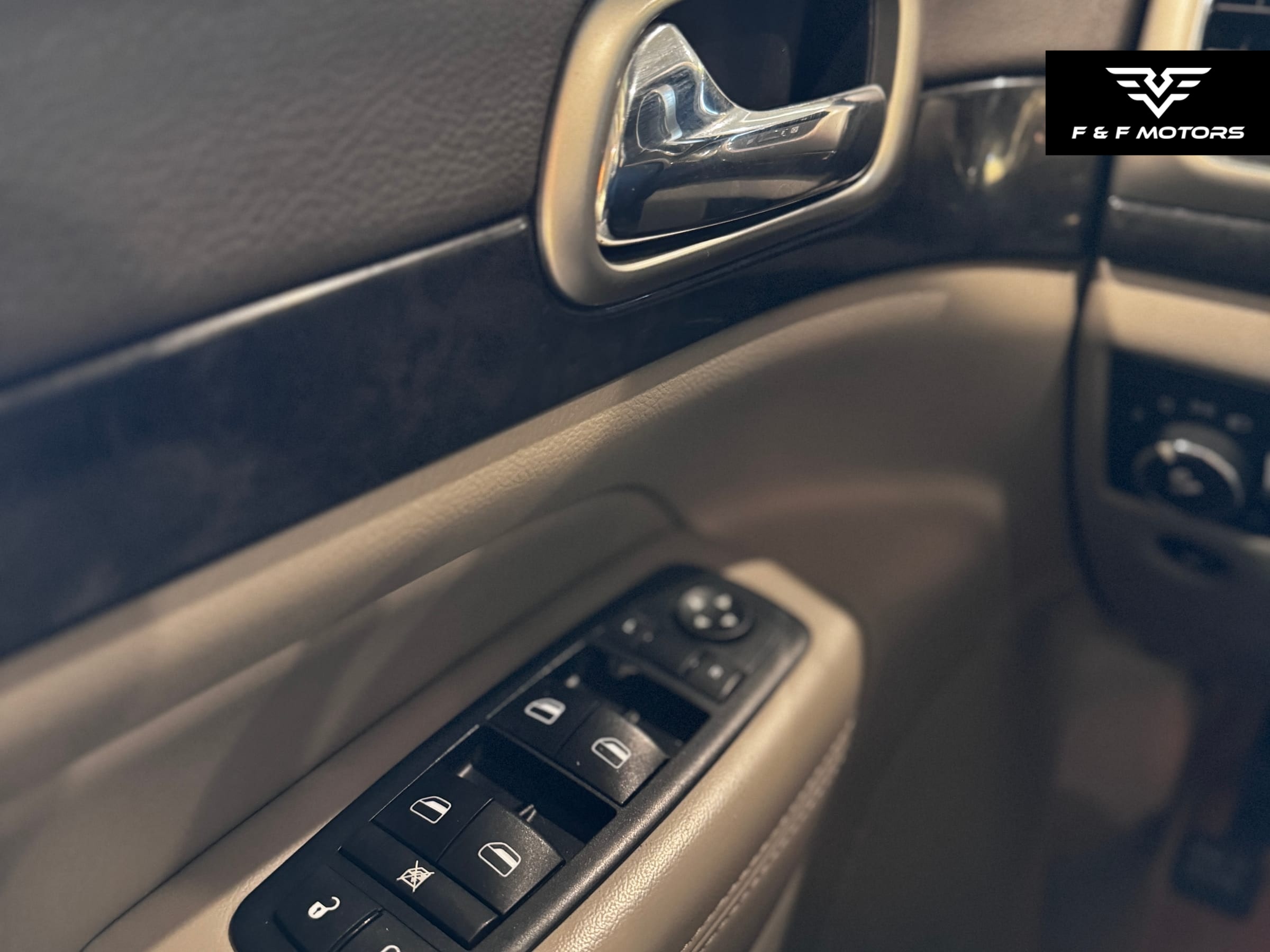 2011 Jeep Grand Cherokee Laredo - Photo 8