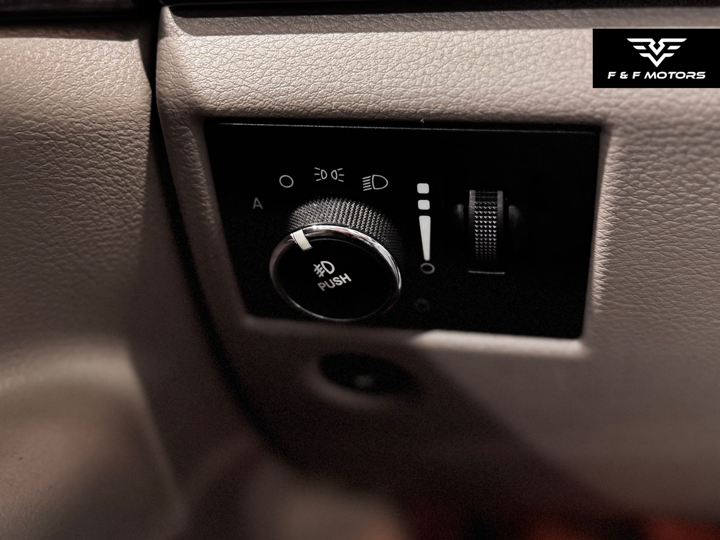 2011 Jeep Grand Cherokee Laredo - Photo 9