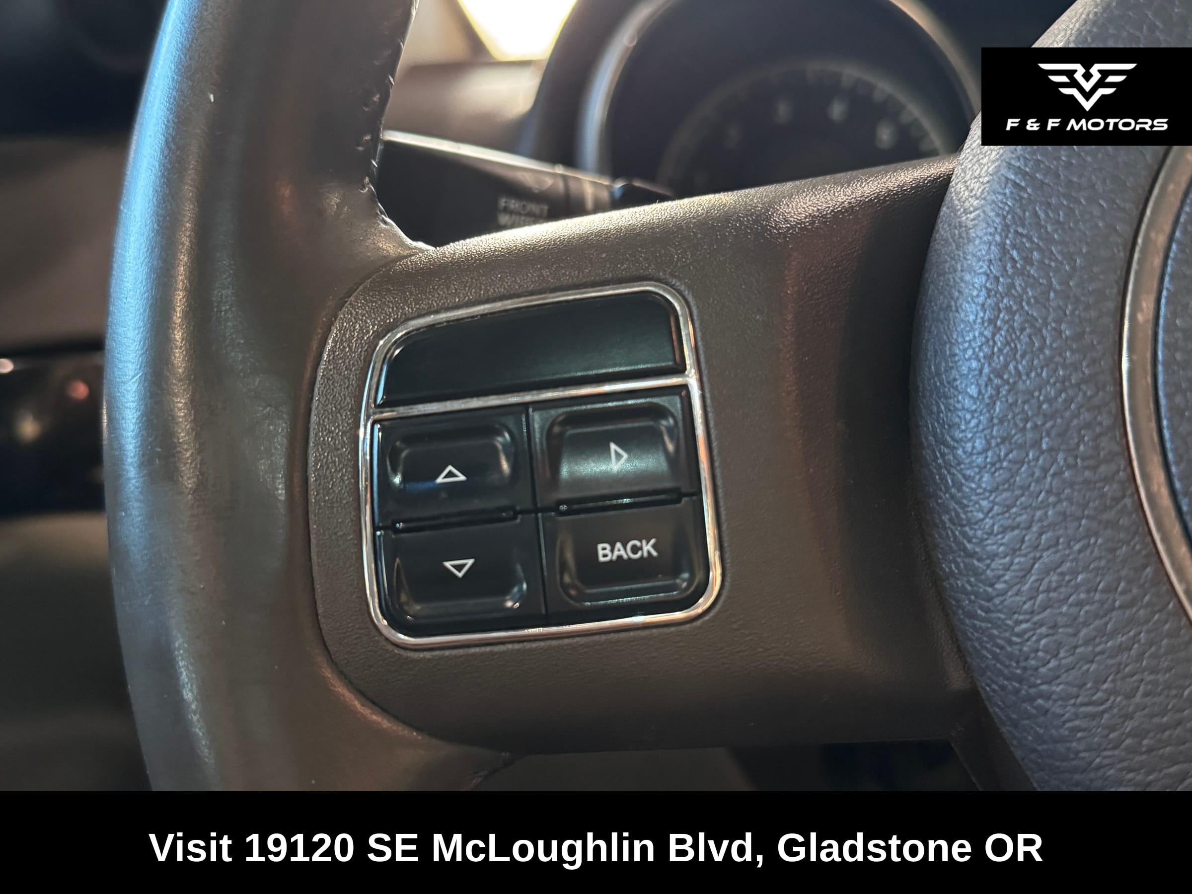 2011 Jeep Grand Cherokee Laredo - Photo 11