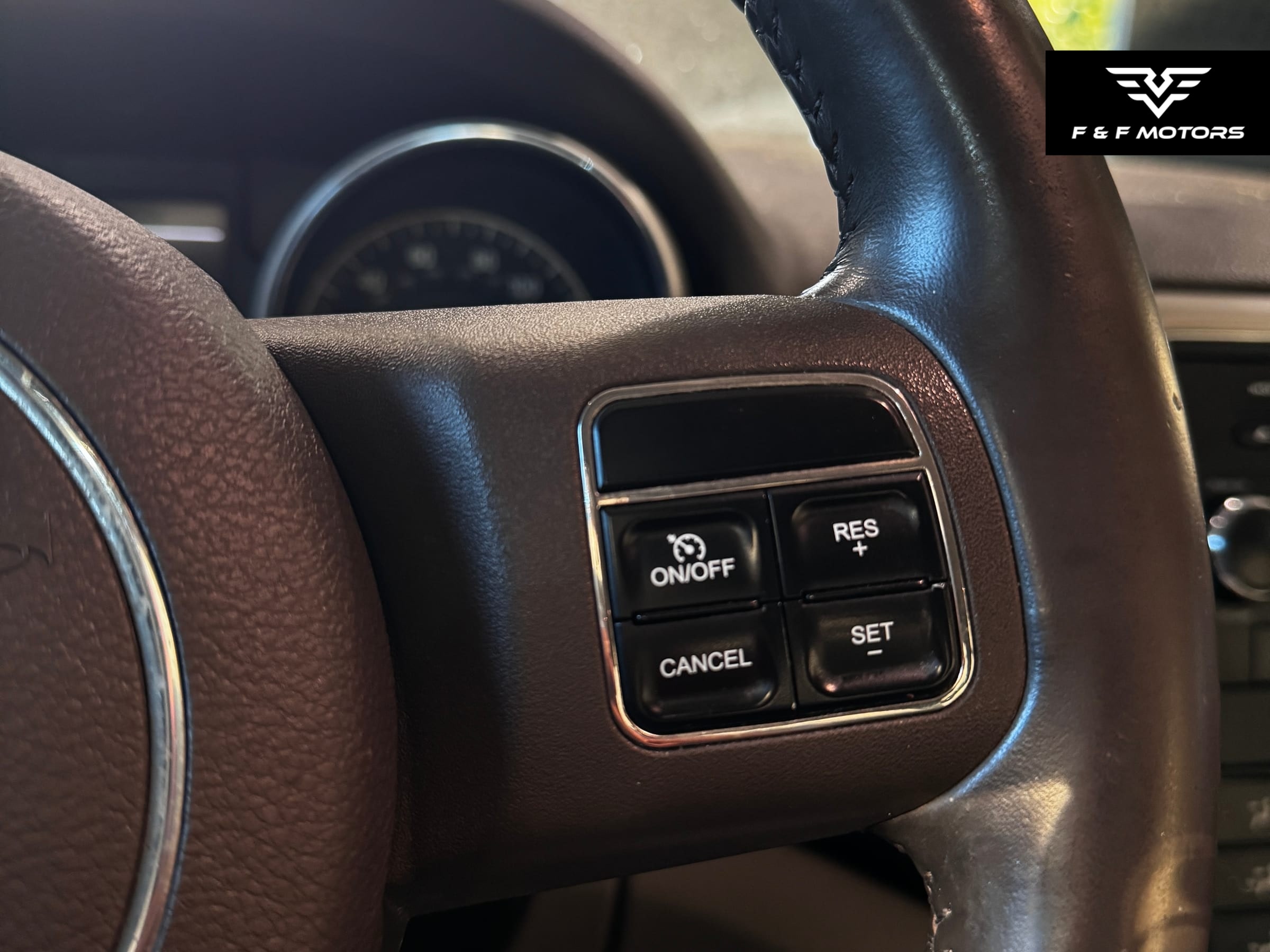 2011 Jeep Grand Cherokee Laredo - Photo 12