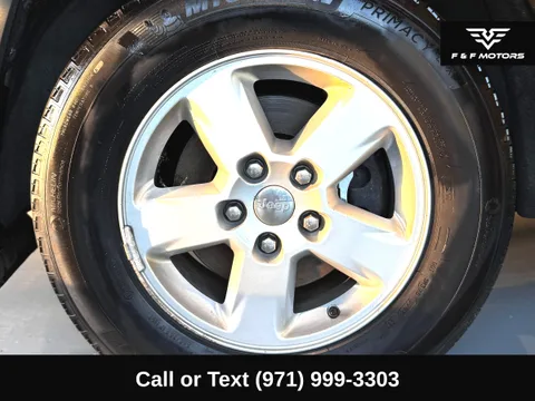 2011 Jeep Grand Cherokee Laredo — Exterior