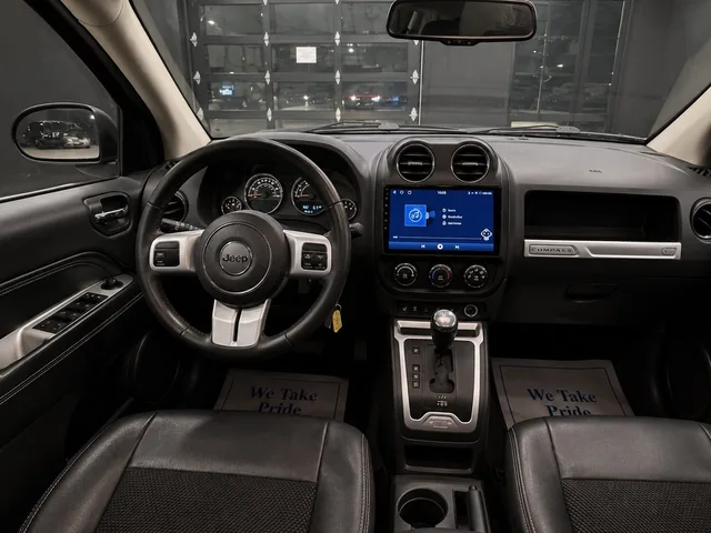 2016 Jeep Compass Latitude — Interior · Photo 8