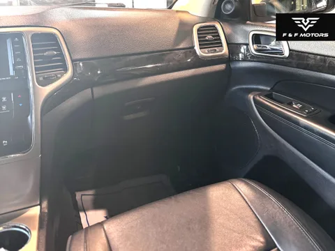 2012 Jeep Grand Cherokee Laredo — Interior