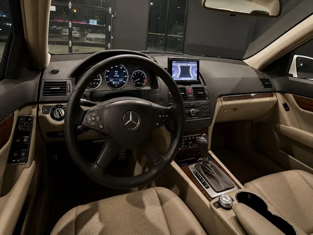 2011 Mercedes-Benz C300 Sport — Interior · Photo 7