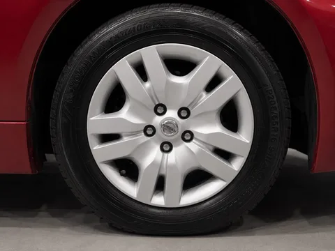 2009 Nissan Altima S — Wheels
