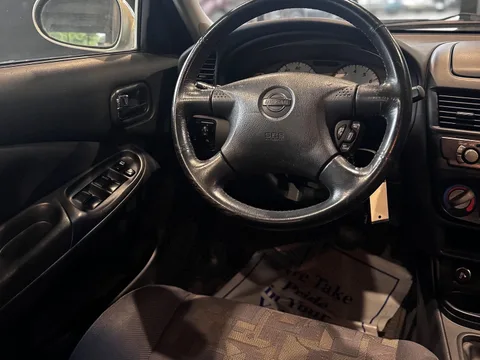 2000 Nissan Sentra — Interior