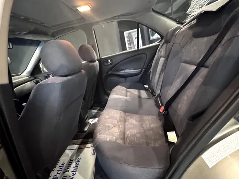 2000 Nissan Sentra — Interior