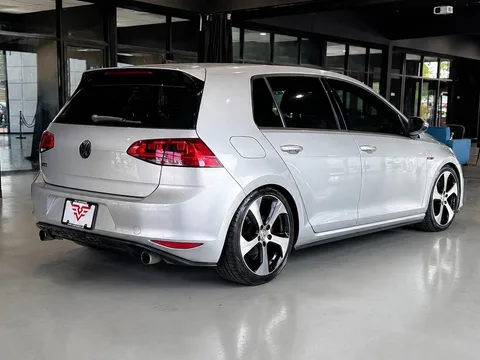 2015 Volkswagen GTI SE photo 3