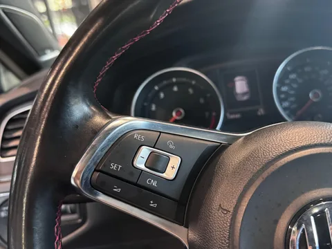 2015 Volkswagen GTI SE photo 25