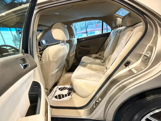 2003 Honda Accord LX: Height-adjustable driver seat