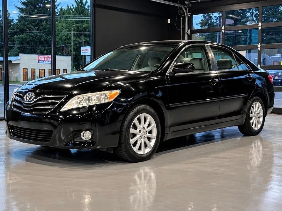 2011 Toyota Camry XLE — Exterior · Photo 2