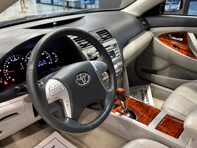 2011 Toyota Camry XLE — Interior · Photo 7