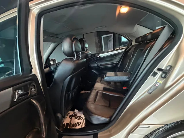 2005 Mercedes-Benz C-Class C230: Seat-belt pretensioners