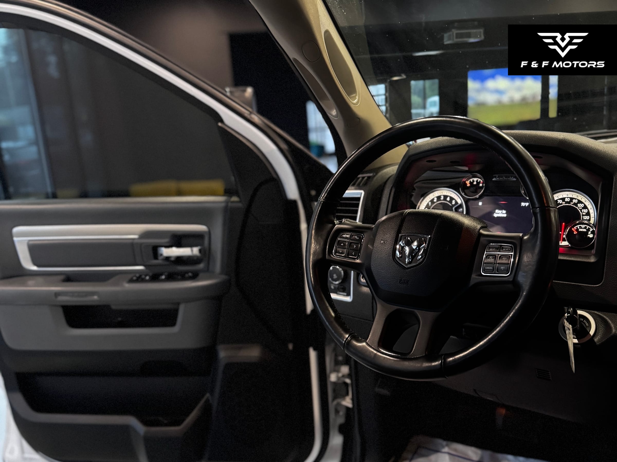 2017 RAM 1500 SLT — Interior