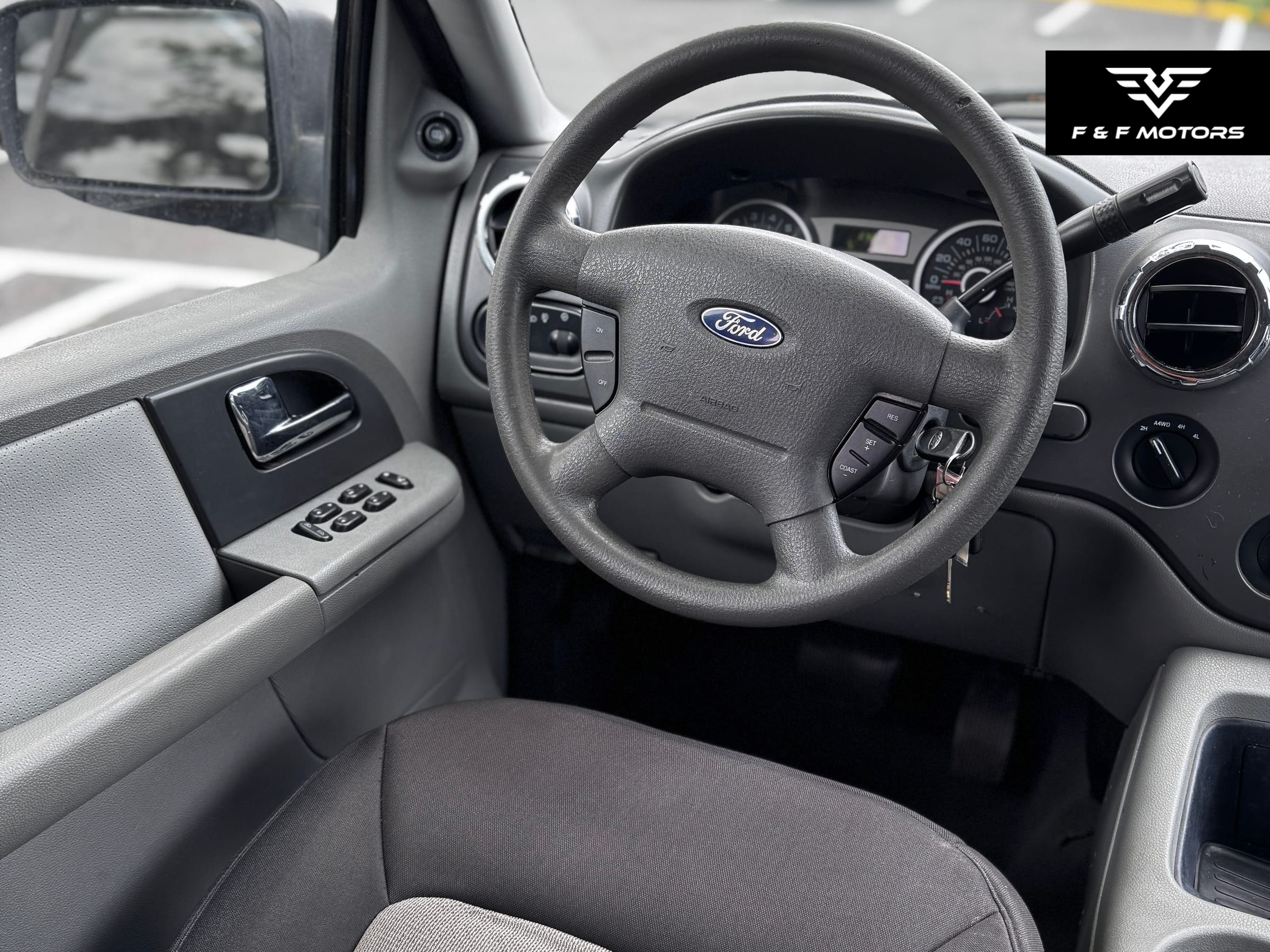 2006 Ford Expedition XLT — Interior