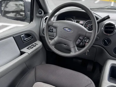 2006 Ford Expedition XLT — Interior