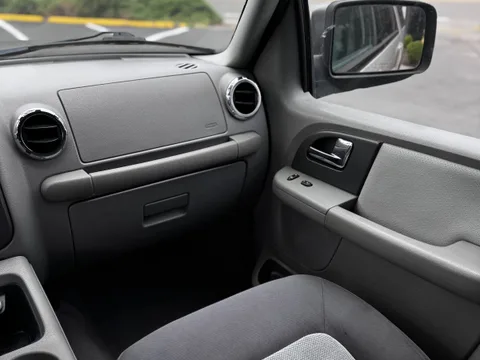 2006 Ford Expedition XLT — Interior