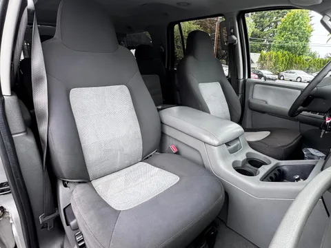 2006 Ford Expedition XLT — Interior